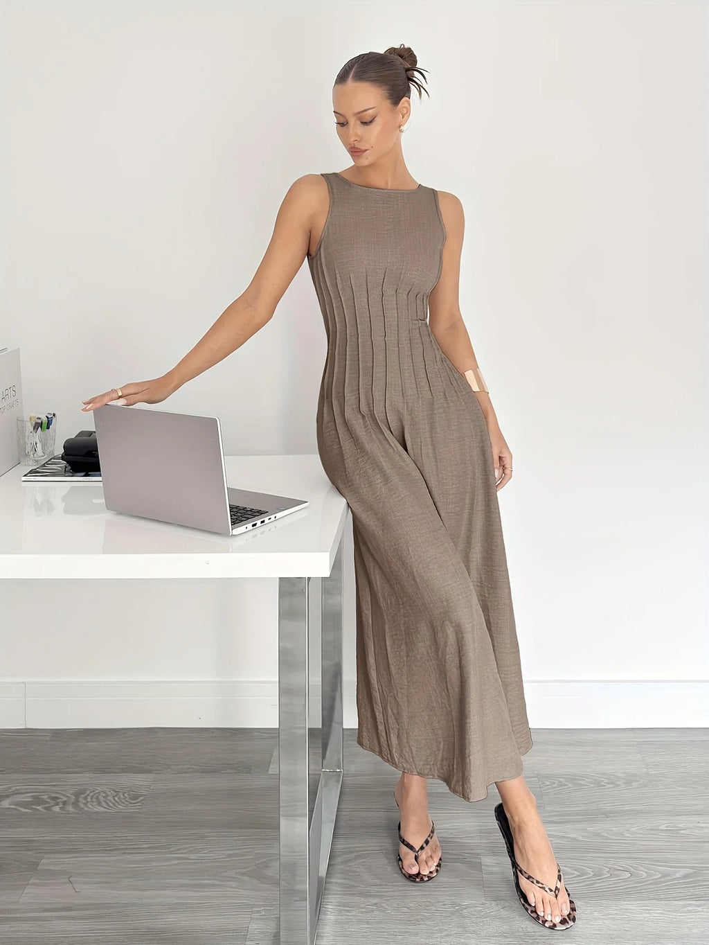 Elegantes Büro-Outfit für Damen: Ärmelloses, tailliertes langes Kleid für einen raffinierten, geldbewussten Stil.