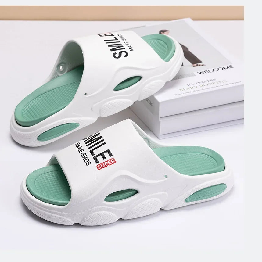 Männer Dicke Sohle Sommer Strand Rutschen Badezimmer Anti Slip Slipper Weiche Sandalen Einfachheit Ultra Licht Brief Schuhe Männer Hausschuhe