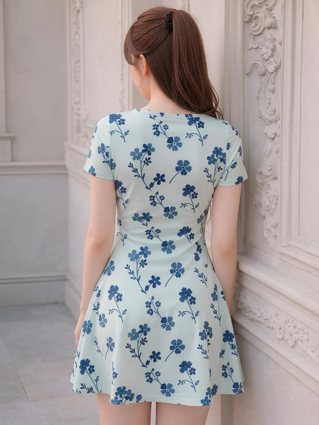 Damen-Minikleid mit V-Ausschnitt, kurzärmelig, Blumenmuster, lässiges Reiseoutfit, feminin, anmutig, entspannt, leicht zu tragen, modisch, charmant, niedlich, Café