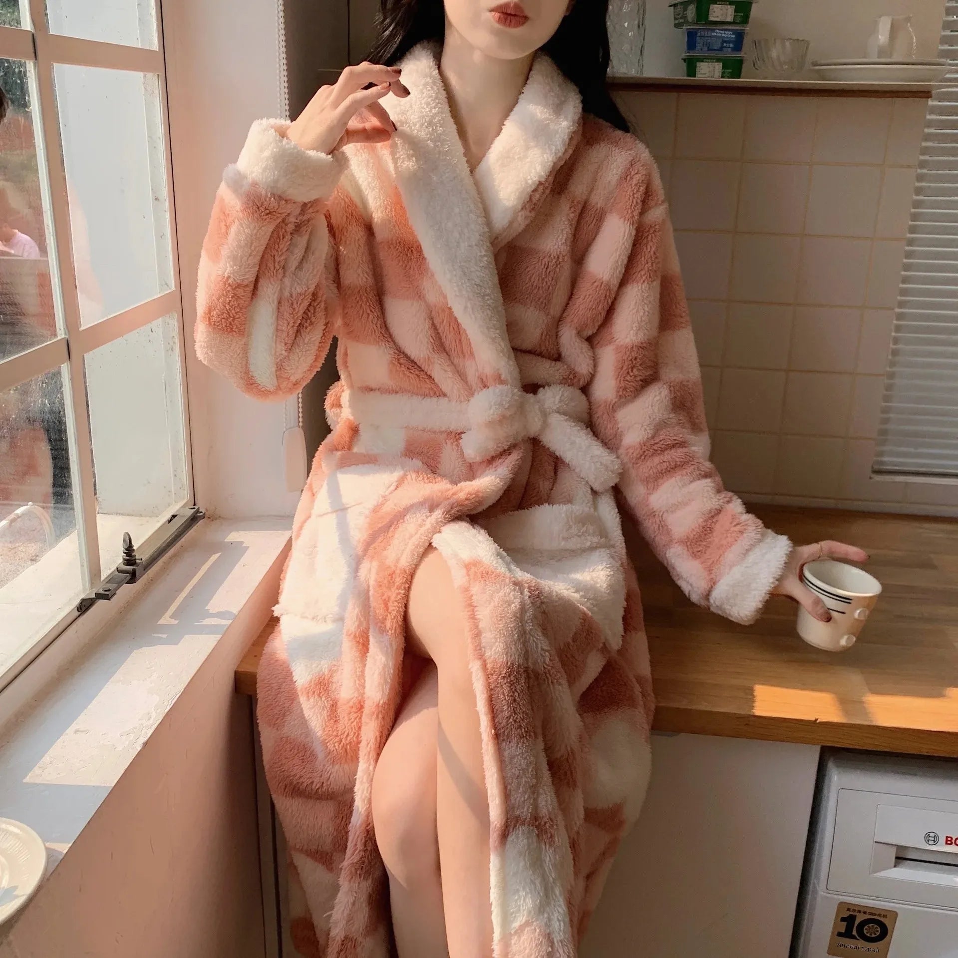 Verdickte Korallen Fleece Robe frauen V-ausschnitt Gürtel Langarm Mid-länge Süße Stil Warme Hause Kleidung Winter Saison