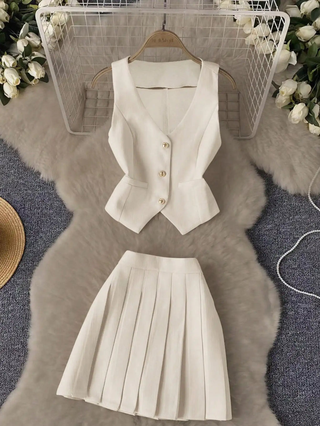 Elegantes Damen-Set in Beige: V-Ausschnitt-Weste mit Taillenbund & Plissierter Rock - Zweiteiliges Ensemble mit Goldknopf-Blazer-Weste + A-Linien-Minirock
