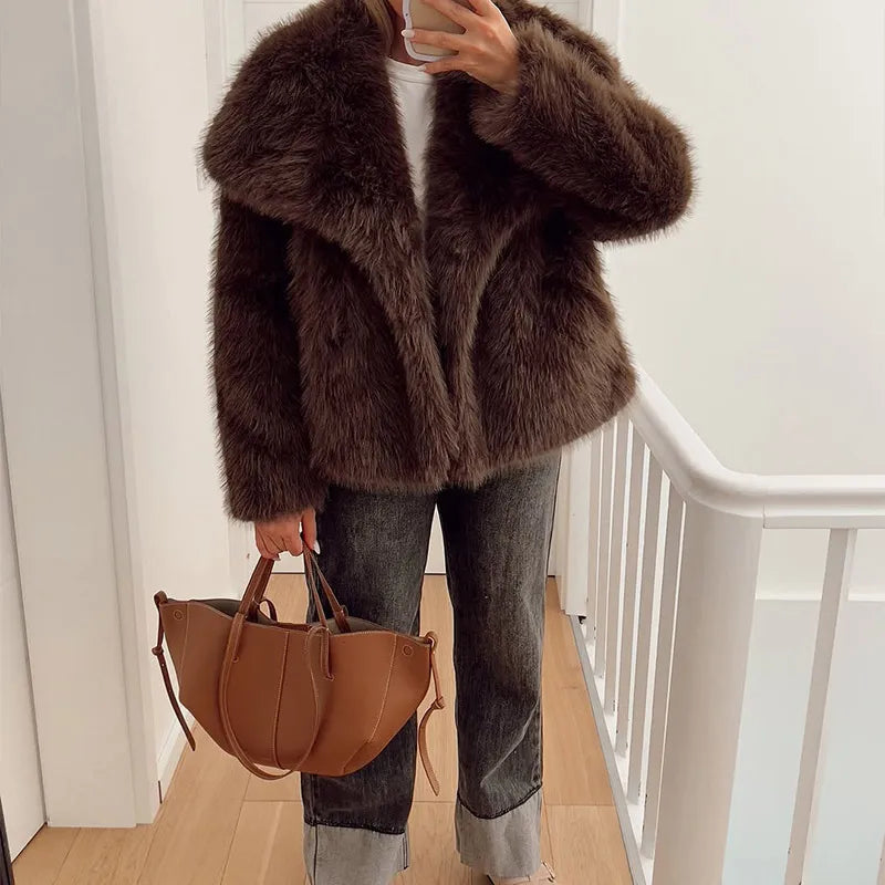 Solide braune flauschige Pelzjacke für Damen, lässig, Revers, lockere lange Ärmel, verdickt, warmer Kurzmantel, 2025, Winter, neue Dame, Pendelkleidung