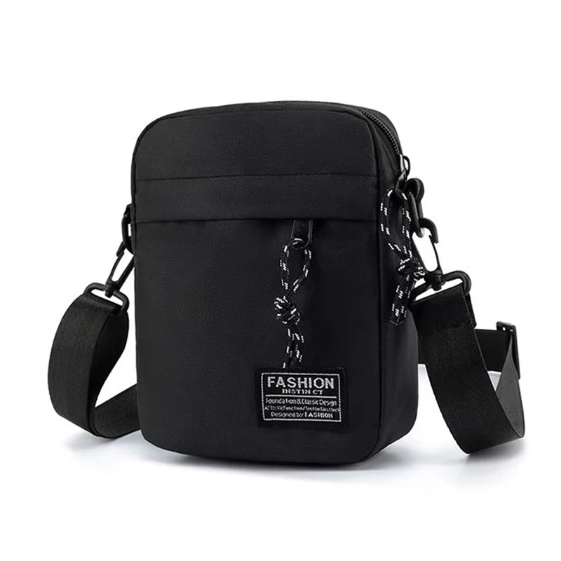 Herrentasche, erhältlich in einer Schulter- oder Umhängedesign, geeignet für den täglichen Gebrauch während der Schule. Aus Nylonmaterial.