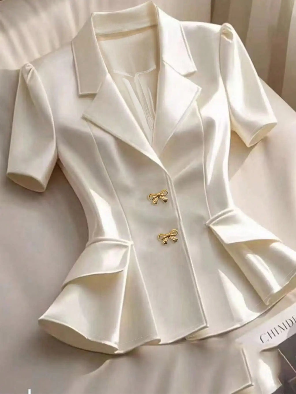 Schicker Weißer Satin-Peplum-Blazer mit Reverskragen, Kurzen Ärmeln und Goldenen Schleifenknöpfen, Vielseitig für Büro und Partys