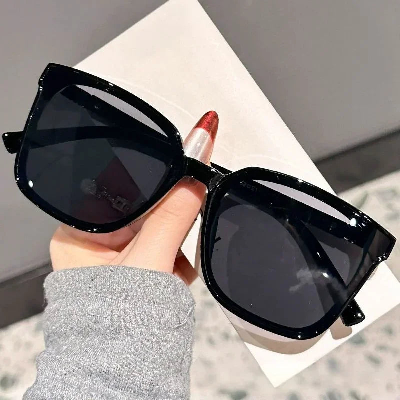 Neue Designer-Sonnenbrille mit großem, quadratischem, dünnem Rahmen und Tempelbügeln im High-End-Stil für Damen DS-8162