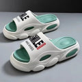 Männer Dicke Sohle Sommer Strand Rutschen Badezimmer Anti Slip Slipper Weiche Sandalen Einfachheit Ultra Licht Brief Schuhe Männer Hausschuhe