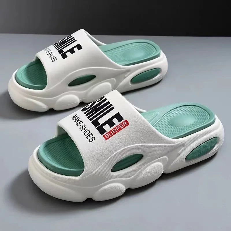 Männer Dicke Sohle Sommer Strand Rutschen Badezimmer Anti Slip Slipper Weiche Sandalen Einfachheit Ultra Licht Brief Schuhe Männer Hausschuhe