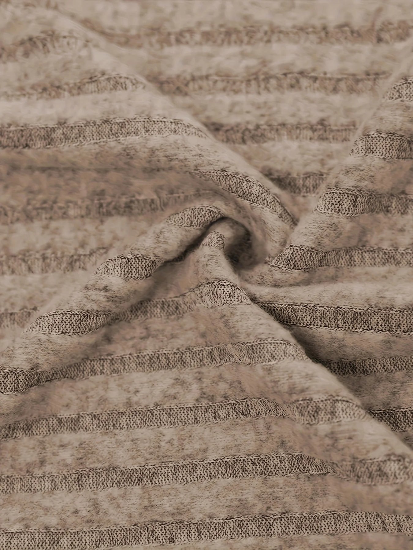 Modisches, temperamentvolles, schmal geschnittenes Damenkleid mit doppelseitigem Taschenreißverschluss und einfarbiger Weste
