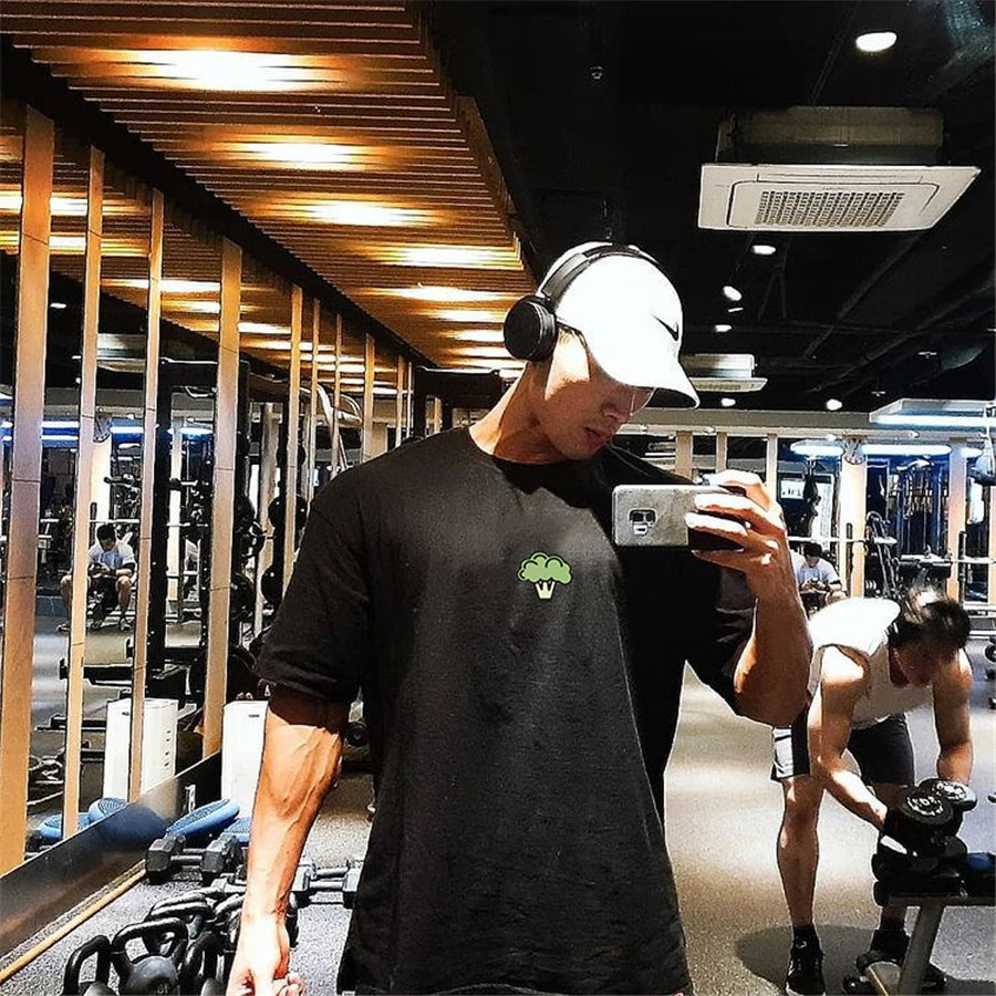 Hochwertige Turnhallen T-Shirt Männer Bodybuilding drucken lose T-Shirt Workout Fitness T-Shirts Männer Kleidung Baumwolle Kurzarm Sport hemd