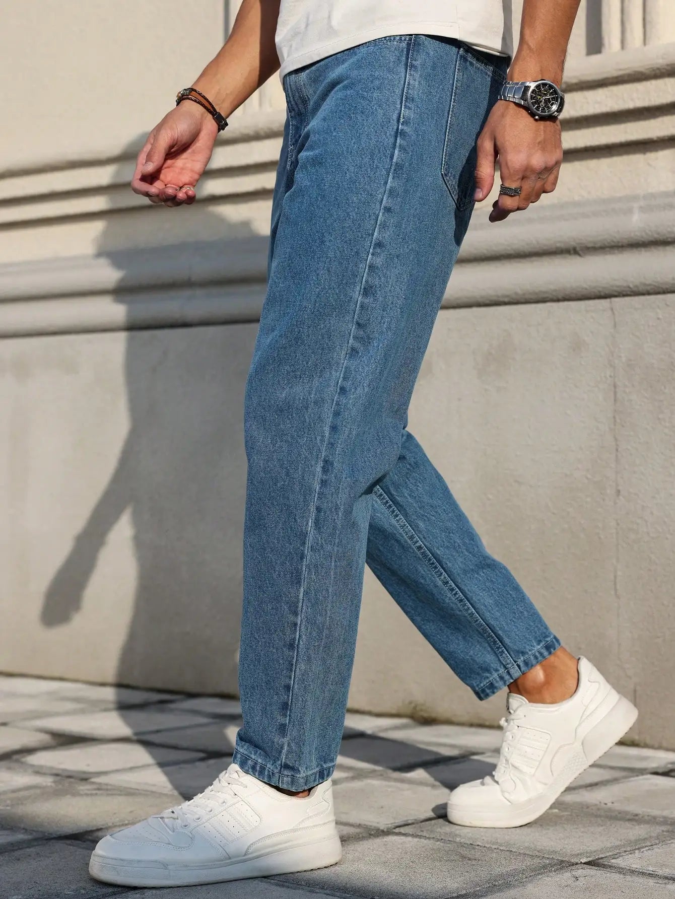 Herrenjeans sind aus klassischem blauem Jeansstoff mit lockerer Passform und machen Sie sie einen unverzichtbaren, vielseitigen Artikel im Kleiderschrank.