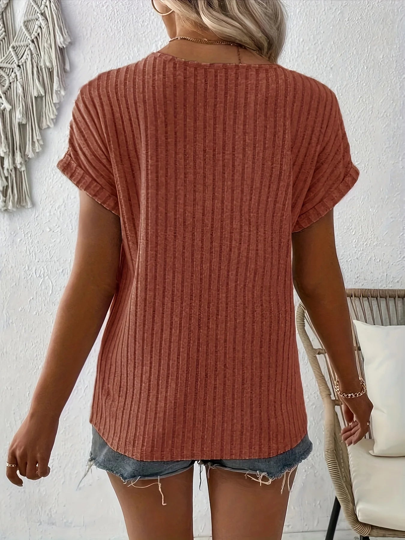 Frühling/Sommer neues einfarbiges geripptes Oberteil mit V-Ausschnitt und Knopfverzierung, elegantes T-Shirt für Damen S-2XL