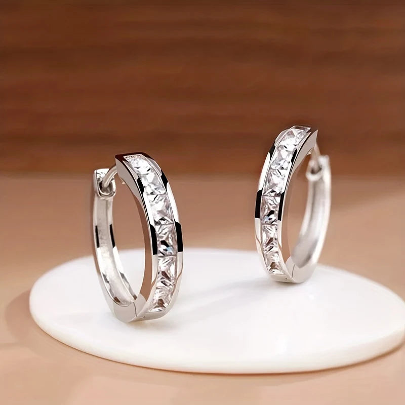 Huitan Damen-Creolen im klassischen Design, voll mit Prinzessin, quadratischem CZ, schlichtes und elegantes Damen-Accessoire, vielseitiger Schmuck