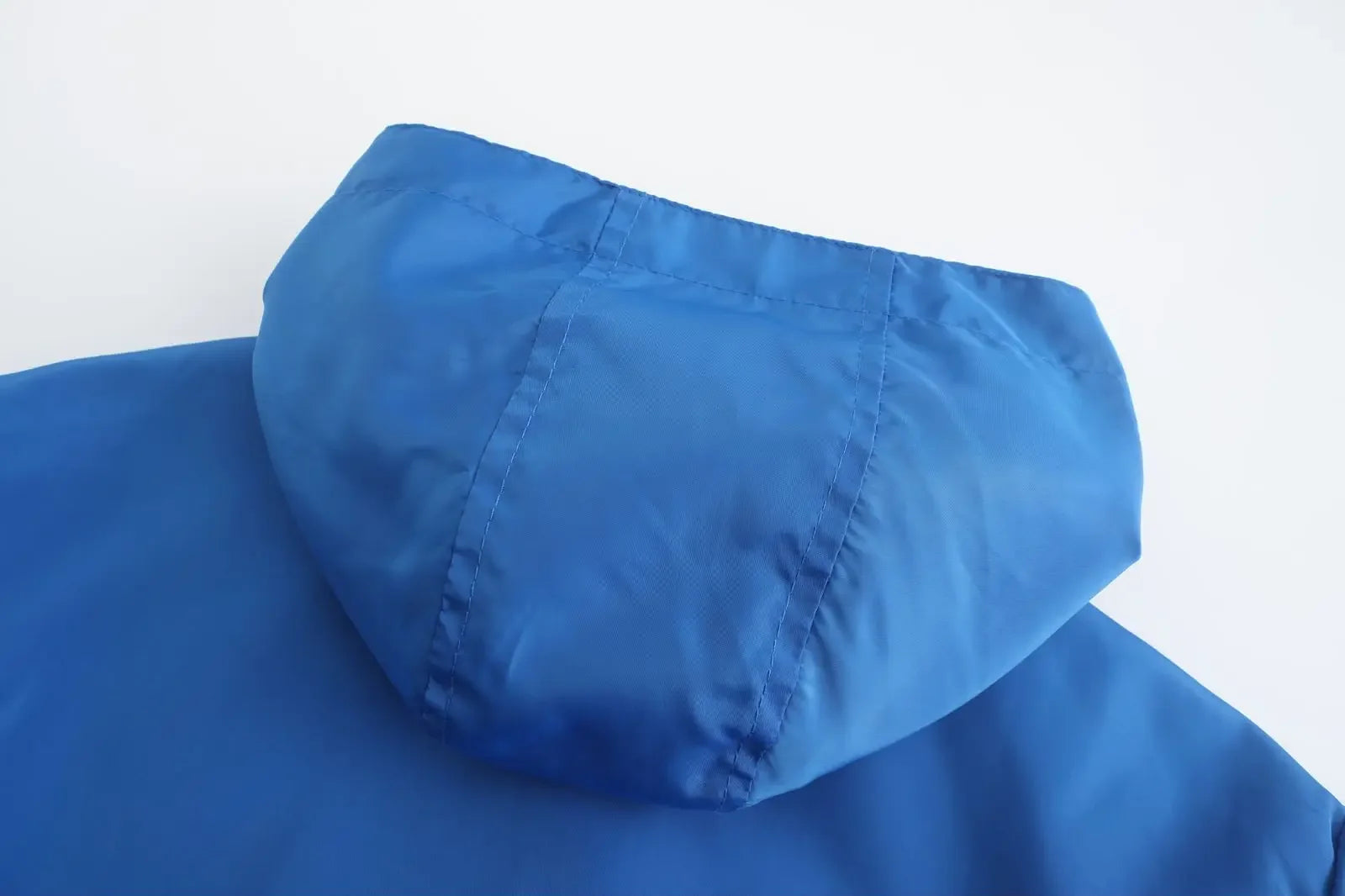 Lässige bedruckte Kapuzenjacke für Frühling und Herbst, modische neue wind- und wasserdichte Outdoor-Sportbekleidung für Herren