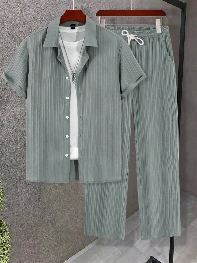 Hellgrünes 2-teiliges Herbst-Herren-Set mit vertikal gestreifter Textur, einfaches und lässiges Herren-Kurzarmhemd und lässige lange Hose