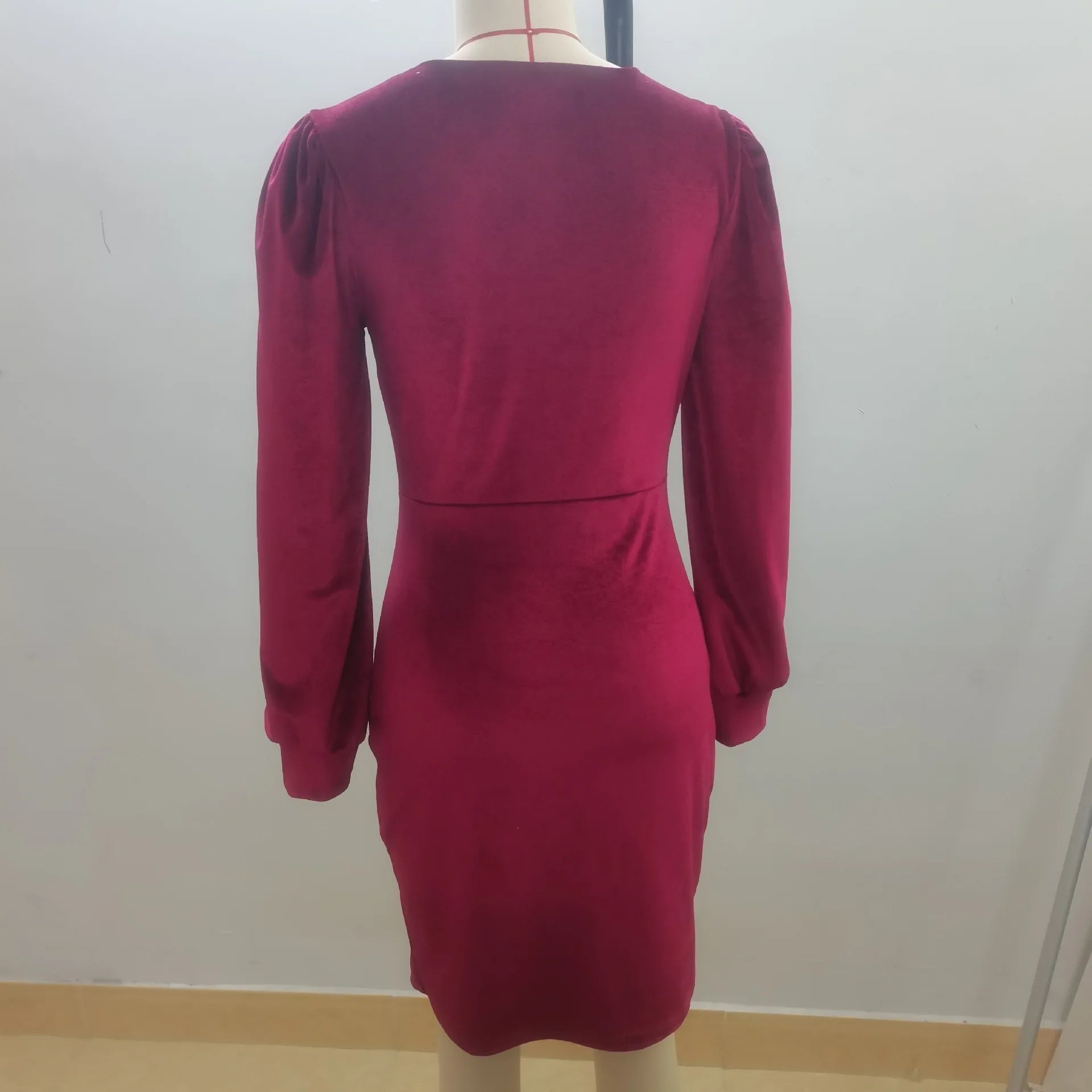 2025 Herbst/Winter Neue Stil Split Slim Fit Lamm Bein Ärmel Quadratischen Hals Elegante Velour Langarm Kleid