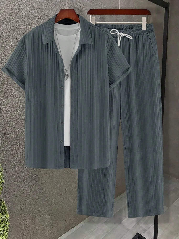 Hellgrünes 2-teiliges Herbst-Herren-Set mit vertikal gestreifter Textur, einfaches und lässiges Herren-Kurzarmhemd und lässige lange Hose