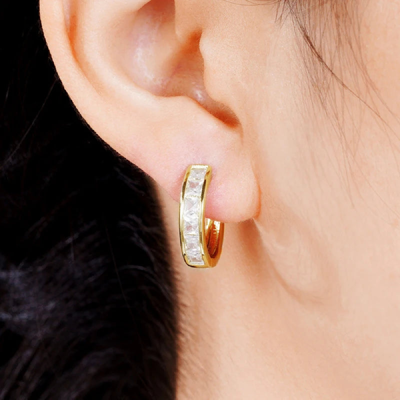 Huitan Damen-Creolen im klassischen Design, voll mit Prinzessin, quadratischem CZ, schlichtes und elegantes Damen-Accessoire, vielseitiger Schmuck