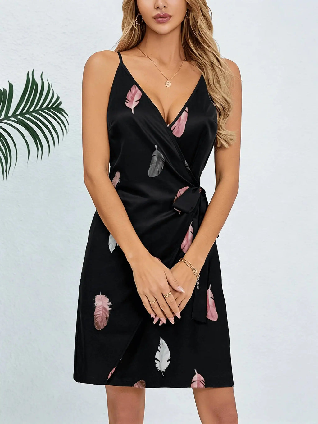 Mini-Kleid für Frühling und Sommer, Damen, Schwarz, Satin, Feder-Print, Spaghettiträger, Tiefer V-Ausschnitt, Wickelkleid mit Gürtel, Lässiges Sexy Urlaubskleid