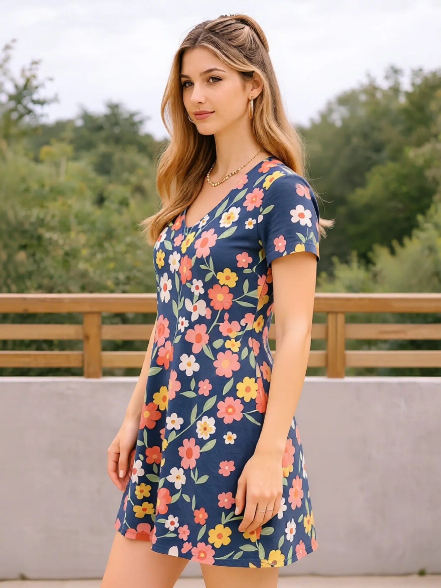 Damen-Kleid mit V-Ausschnitt, kurzen Ärmeln und Blumenmuster, Skater-Kleid für den Alltag, lässiges Outfit, schön, für den Alltag, feminin, anmutig, entspannt, leicht zu tragen, süß, Café