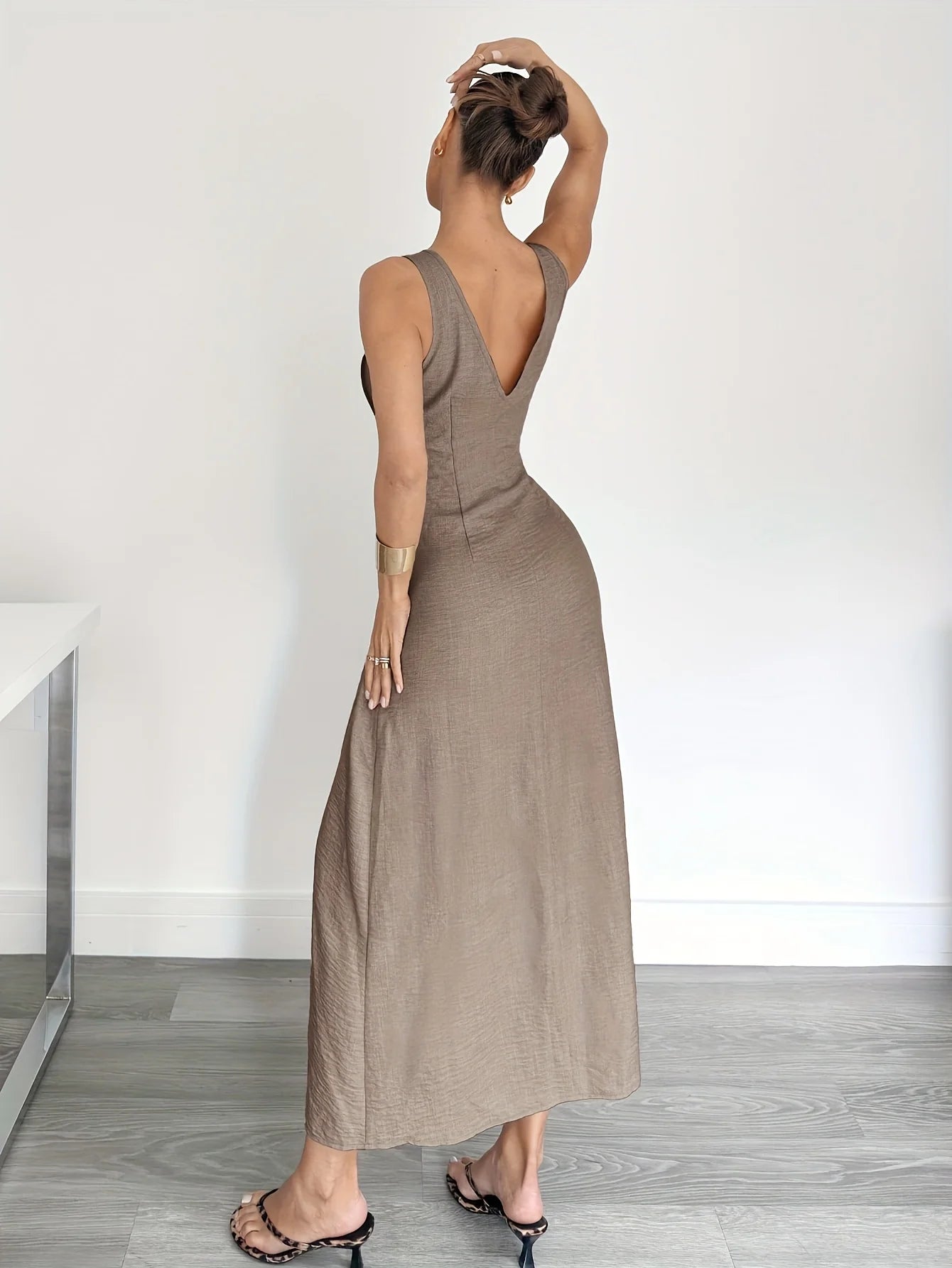 Elegantes Büro-Outfit für Damen: Ärmelloses, tailliertes langes Kleid für einen raffinierten, geldbewussten Stil.