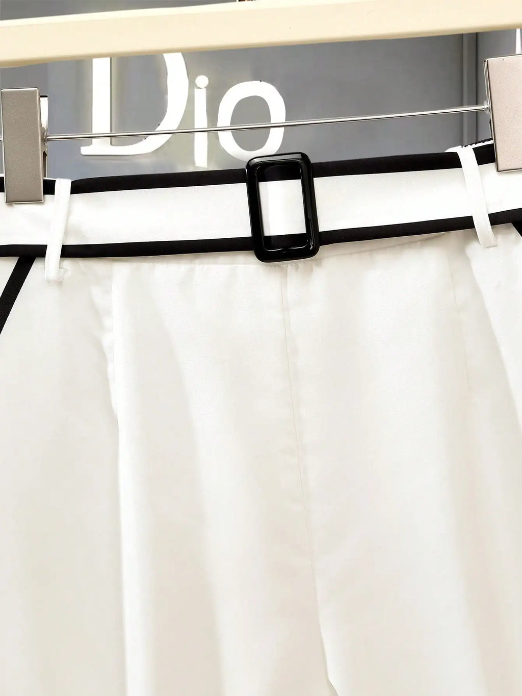 Elegante Weiß-Schwarze Shorts mit Paspelierung Hohe Taille Quadratischer Schnallengürtel A-Linien-Silhouette Büro-Shorts