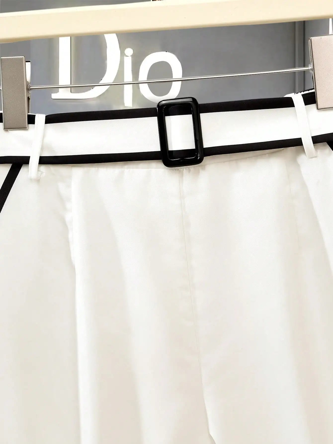 Elegante Weiß-Schwarze Shorts mit Paspelierung Hohe Taille Quadratischer Schnallengürtel A-Linien-Silhouette Büro-Shorts