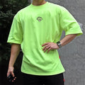 Hochwertige Turnhallen T-Shirt Männer Bodybuilding drucken lose T-Shirt Workout Fitness T-Shirts Männer Kleidung Baumwolle Kurzarm Sport hemd