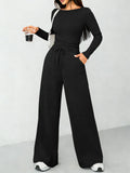 Modisches zweiteiliges Set für Damen: ein hochgeschlossenes, figurbetontes Langarm-Oberteil und weit geschnittene Hose mit Kordelzug.