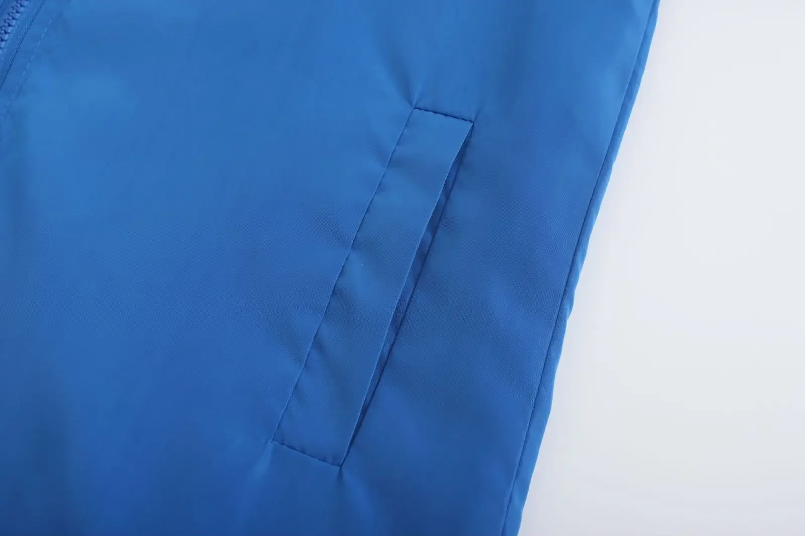 Lässige bedruckte Kapuzenjacke für Frühling und Herbst, modische neue wind- und wasserdichte Outdoor-Sportbekleidung für Herren