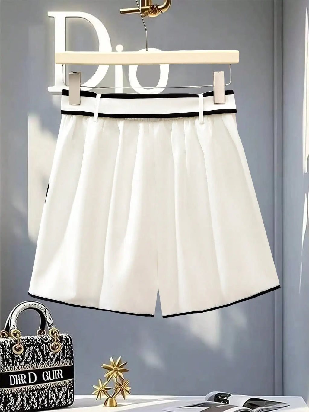 Elegante Weiß-Schwarze Shorts mit Paspelierung Hohe Taille Quadratischer Schnallengürtel A-Linien-Silhouette Büro-Shorts