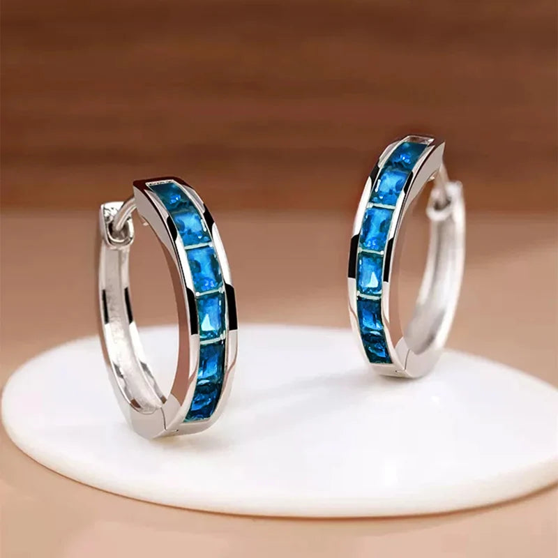Huitan Damen-Creolen im klassischen Design, voll mit Prinzessin, quadratischem CZ, schlichtes und elegantes Damen-Accessoire, vielseitiger Schmuck