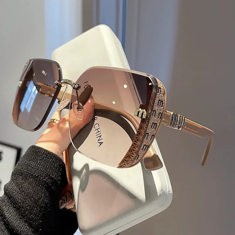 2025 neue Mode Coole Sonnenbrille Frauen Luxus Marke Buchstaben Anti Starke Licht Vintage Randlose Sonnenbrille Damen Gafas UV400