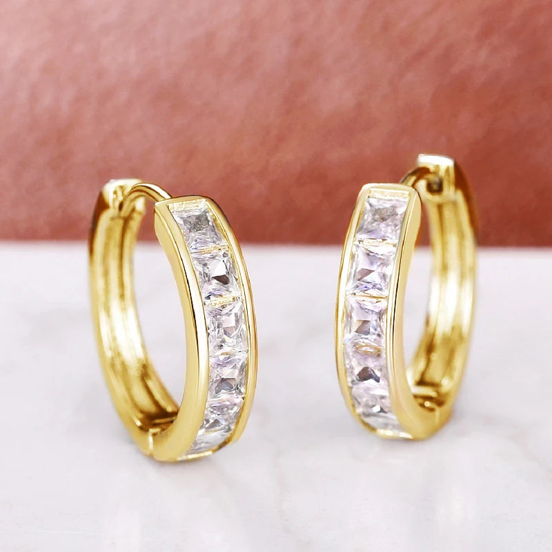 Huitan Damen-Creolen im klassischen Design, voll mit Prinzessin, quadratischem CZ, schlichtes und elegantes Damen-Accessoire, vielseitiger Schmuck