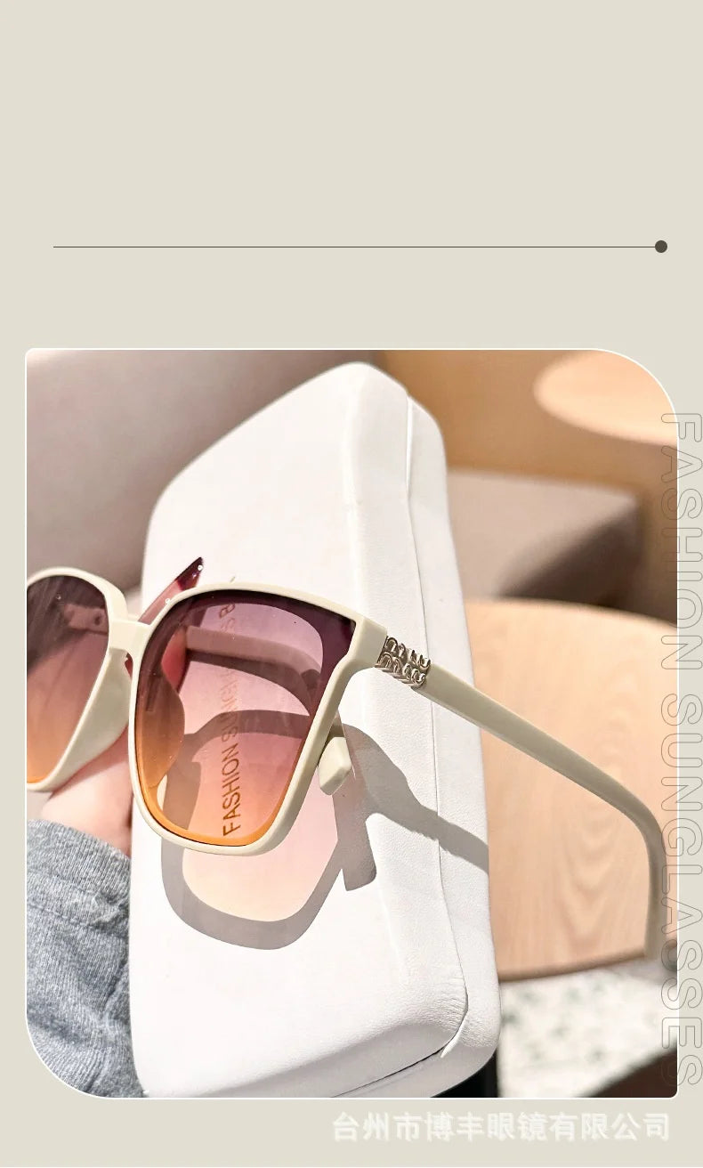 Neue Designer-Sonnenbrille mit großem, quadratischem, dünnem Rahmen und Tempelbügeln im High-End-Stil für Damen DS-8162
