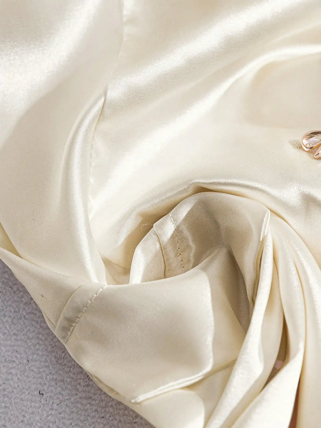 Schicker Weißer Satin-Peplum-Blazer mit Reverskragen, Kurzen Ärmeln und Goldenen Schleifenknöpfen, Vielseitig für Büro und Partys