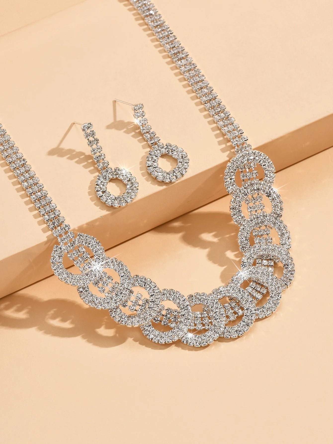 3 stücke Modeschmuck-Set mit Strass eingelegten runden Halskette Ohrringe Schmuck-Set geeignet für Frauen Party-Accessoires