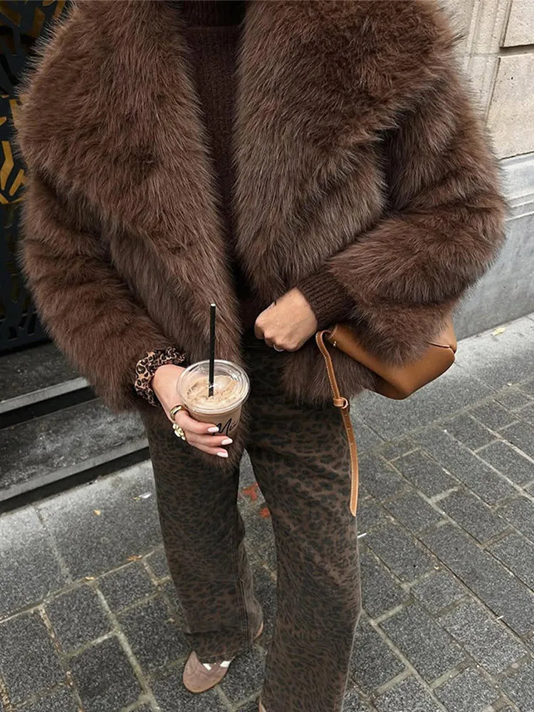 Solide braune flauschige Pelzjacke für Damen, lässig, Revers, lockere lange Ärmel, verdickt, warmer Kurzmantel, 2025, Winter, neue Dame, Pendelkleidung