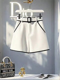Elegante Weiß-Schwarze Shorts mit Paspelierung Hohe Taille Quadratischer Schnallengürtel A-Linien-Silhouette Büro-Shorts