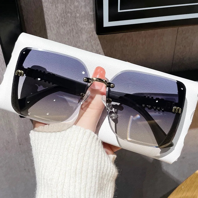 2025 neue Mode Coole Sonnenbrille Frauen Luxus Marke Buchstaben Anti Starke Licht Vintage Randlose Sonnenbrille Damen Gafas UV400
