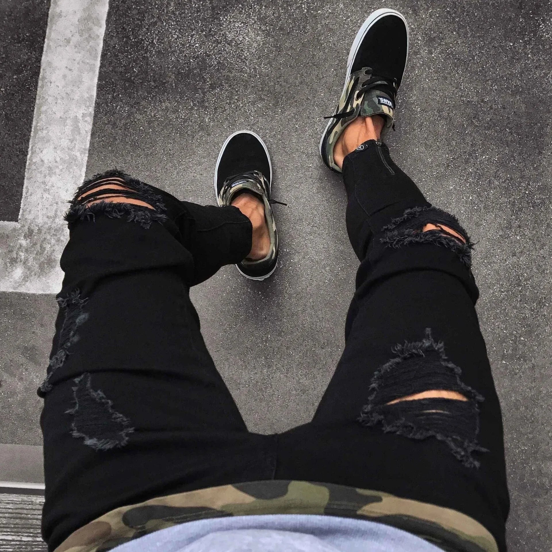 Herrenjeans Neue schwarze zerrissene Stretch-Reißverschluss-Trendhose für Männer