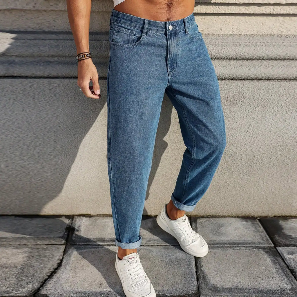 Herrenjeans sind aus klassischem blauem Jeansstoff mit lockerer Passform und machen Sie sie einen unverzichtbaren, vielseitigen Artikel im Kleiderschrank.
