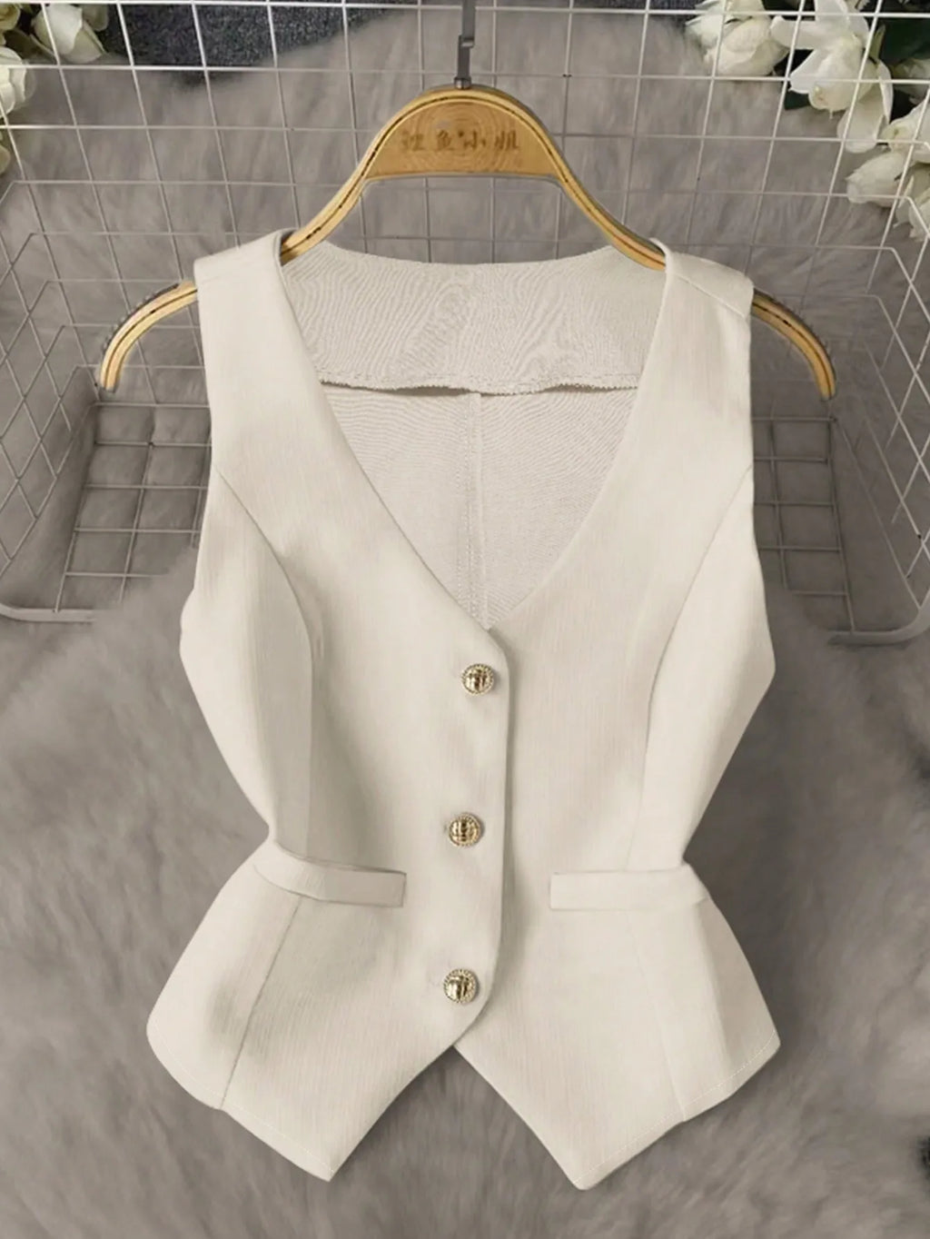 Elegantes Damen-Set in Beige: V-Ausschnitt-Weste mit Taillenbund & Plissierter Rock - Zweiteiliges Ensemble mit Goldknopf-Blazer-Weste + A-Linien-Minirock