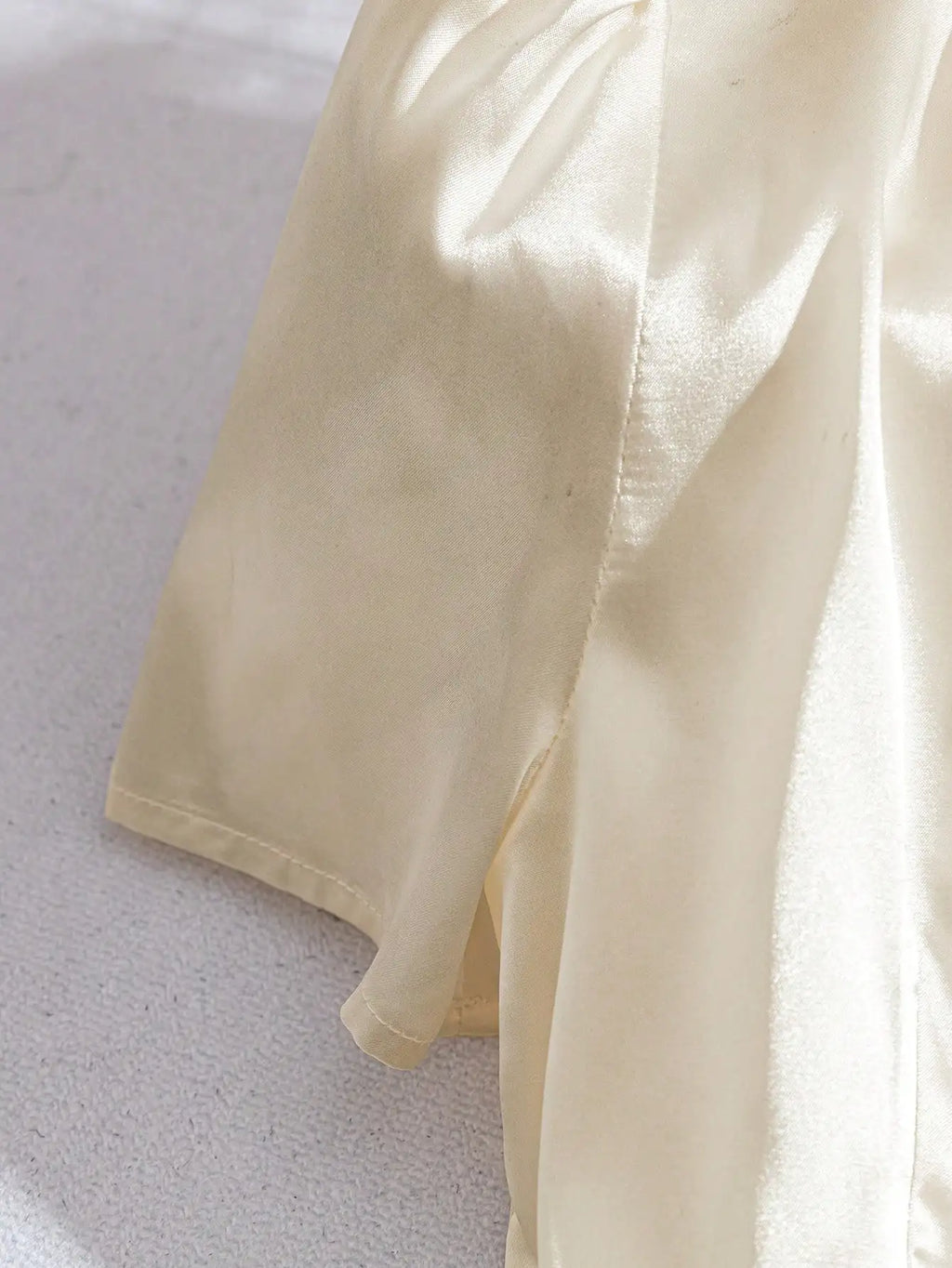 Schicker Weißer Satin-Peplum-Blazer mit Reverskragen, Kurzen Ärmeln und Goldenen Schleifenknöpfen, Vielseitig für Büro und Partys