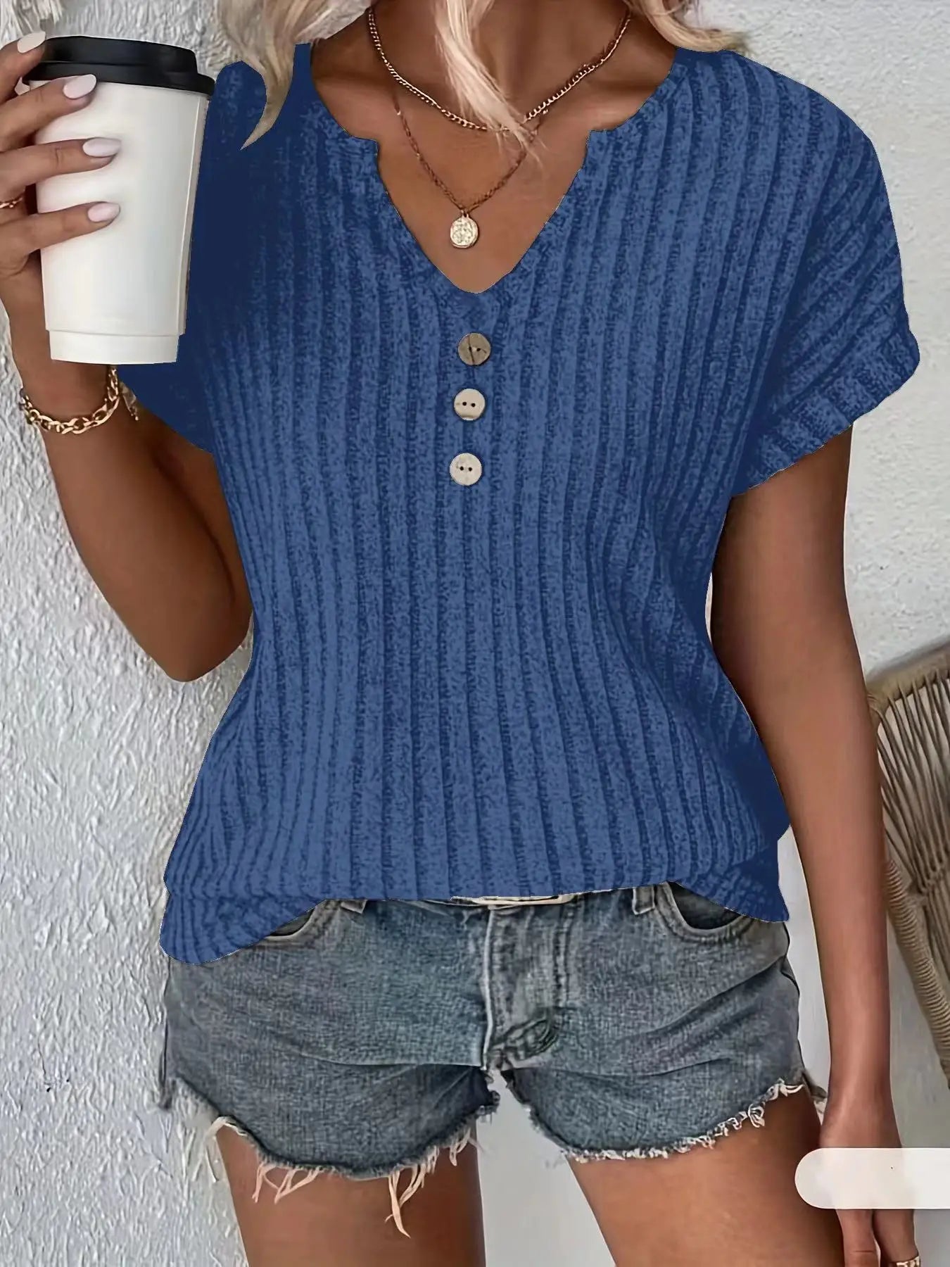 Frühling/Sommer neues einfarbiges geripptes Oberteil mit V-Ausschnitt und Knopfverzierung, elegantes T-Shirt für Damen S-2XL