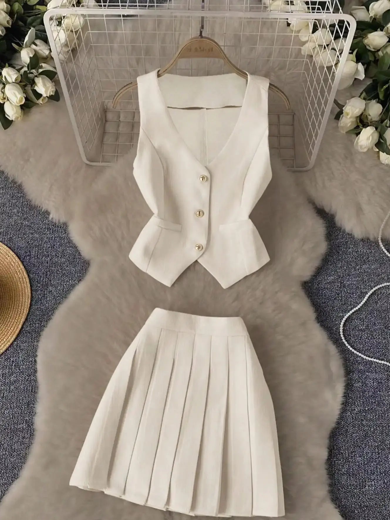 Elegantes Damen-Set in Beige: V-Ausschnitt-Weste mit Taillenbund & Plissierter Rock - Zweiteiliges Ensemble mit Goldknopf-Blazer-Weste + A-Linien-Minirock