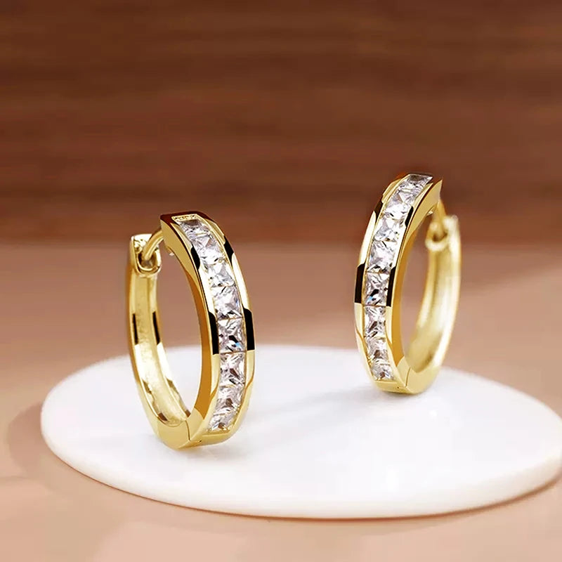 Huitan Damen-Creolen im klassischen Design, voll mit Prinzessin, quadratischem CZ, schlichtes und elegantes Damen-Accessoire, vielseitiger Schmuck