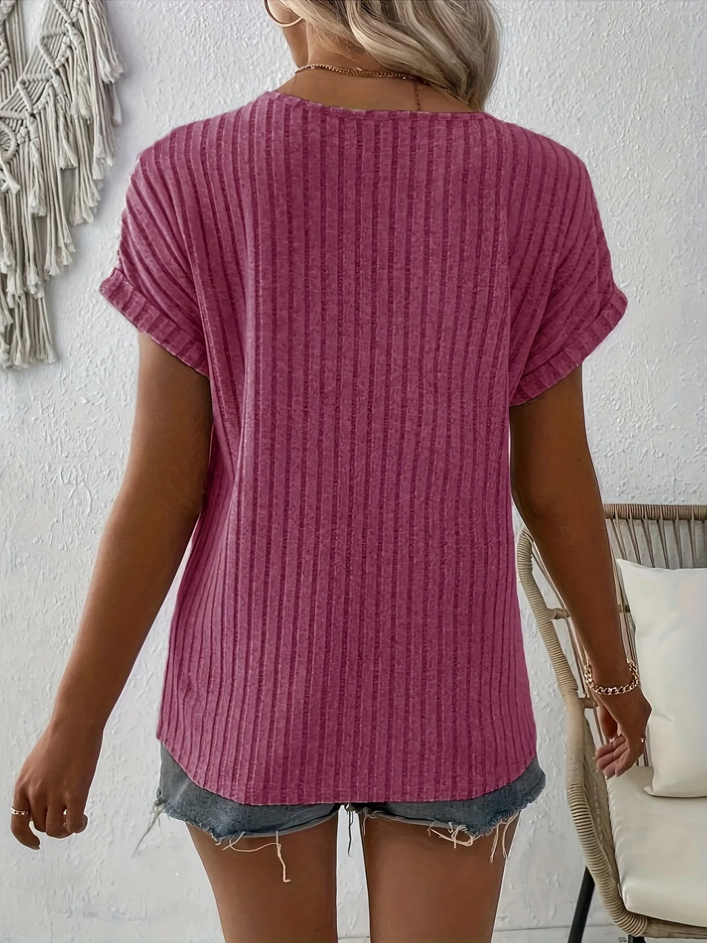 Frühling/Sommer neues einfarbiges geripptes Oberteil mit V-Ausschnitt und Knopfverzierung, elegantes T-Shirt für Damen S-2XL