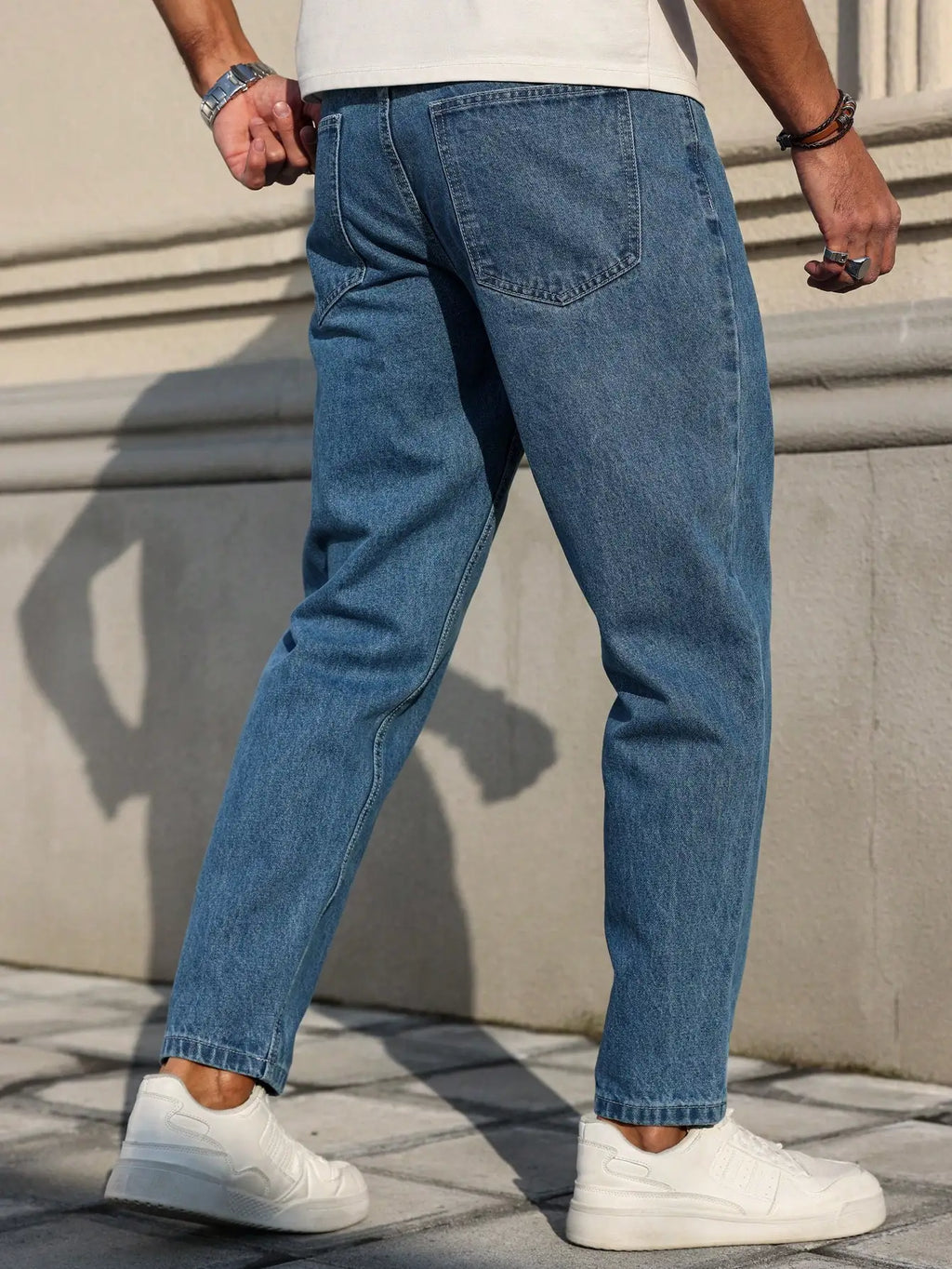 Herrenjeans sind aus klassischem blauem Jeansstoff mit lockerer Passform und machen Sie sie einen unverzichtbaren, vielseitigen Artikel im Kleiderschrank.