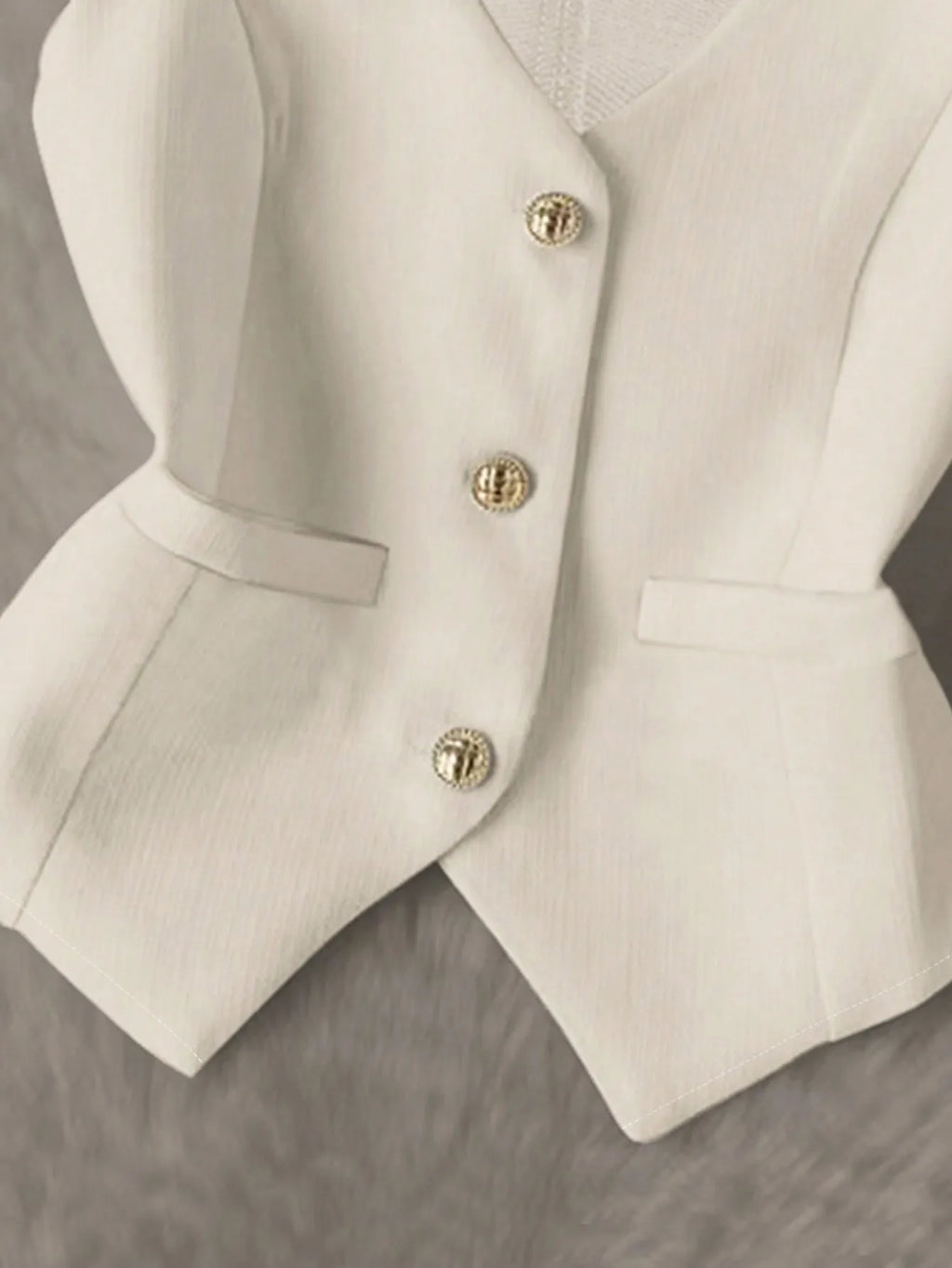 Elegantes Damen-Set in Beige: V-Ausschnitt-Weste mit Taillenbund & Plissierter Rock - Zweiteiliges Ensemble mit Goldknopf-Blazer-Weste + A-Linien-Minirock