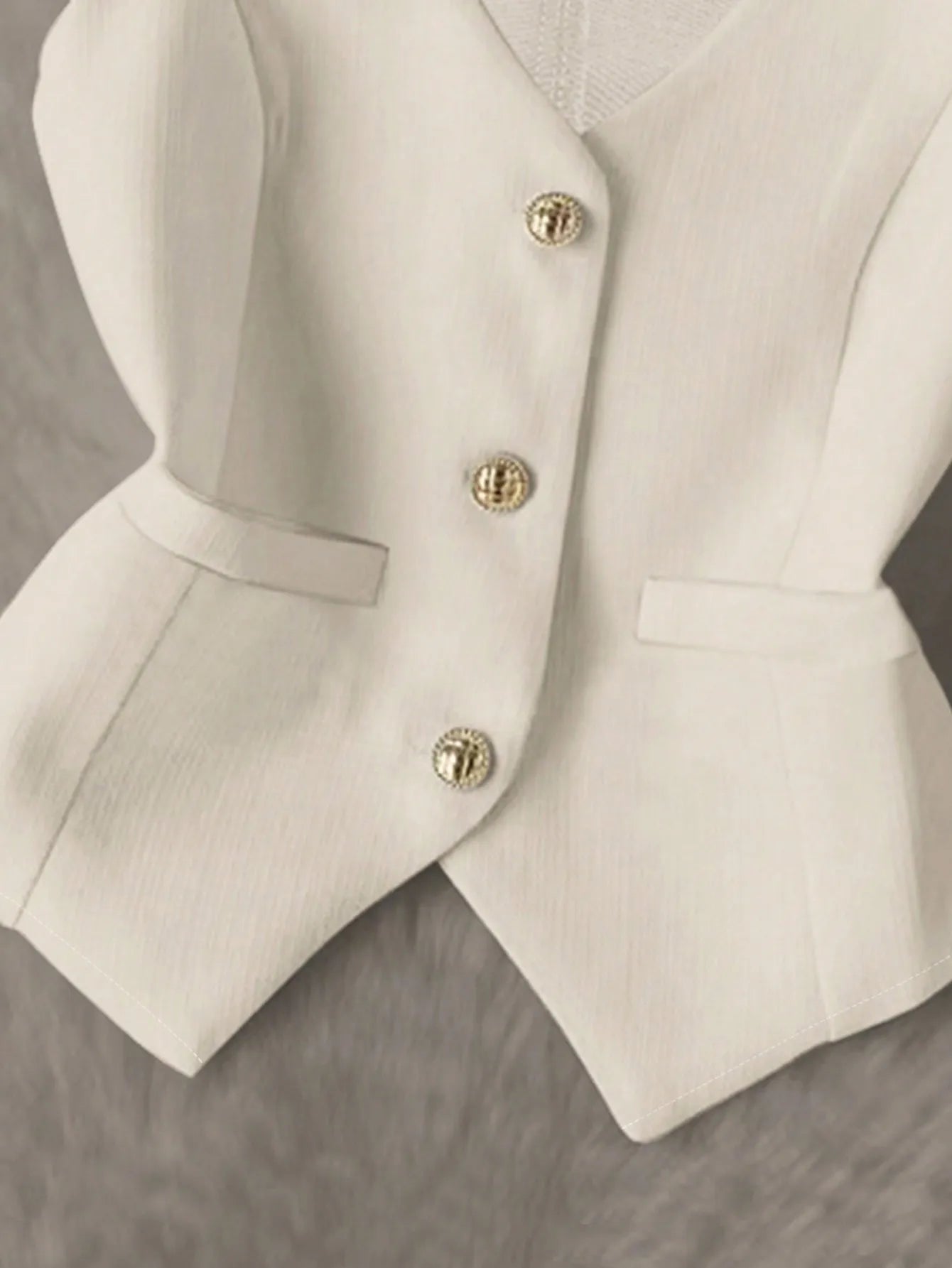 Elegantes Damen-Set in Beige: V-Ausschnitt-Weste mit Taillenbund & Plissierter Rock - Zweiteiliges Ensemble mit Goldknopf-Blazer-Weste + A-Linien-Minirock